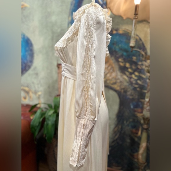 EUC vintage 1970’ victorian Gunne Sax gown 
 Elegant Cream Lace. - Picture 7 of 14
